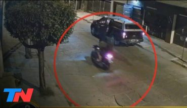 Video: Otro asalto de motochorros en San Justo: lo apuntaron con el arma y le robaron la camioneta