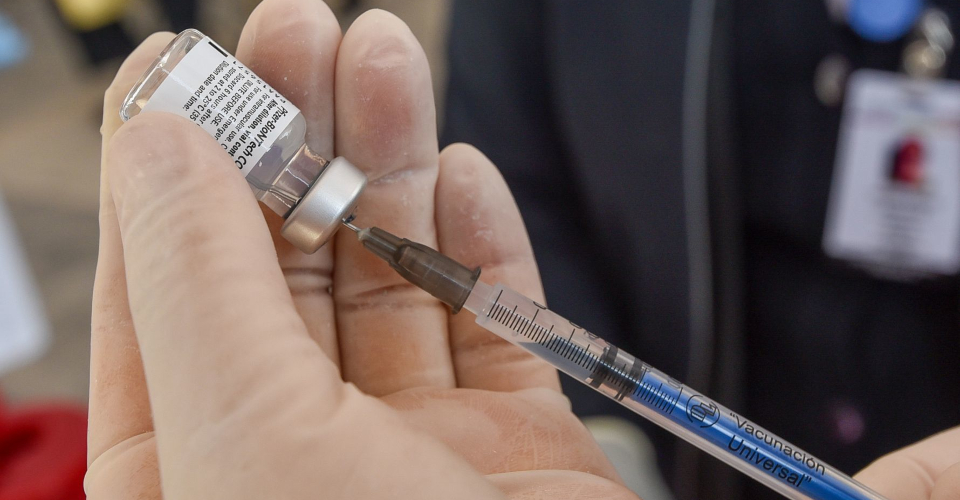 médicos privado exigen inmunización contra COVID