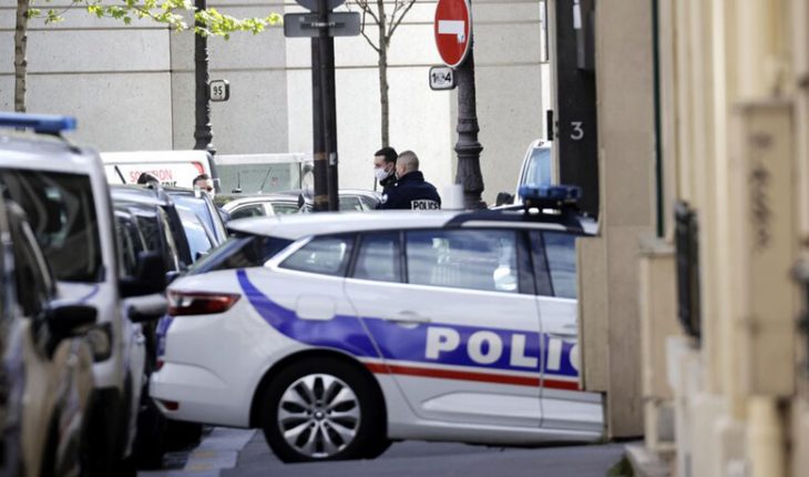translated from Spanish: A dead man and a serious injury in a shootout in front of a Paris hospital