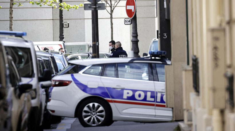 A dead man and a serious injury in a shootout in front of a Paris hospital