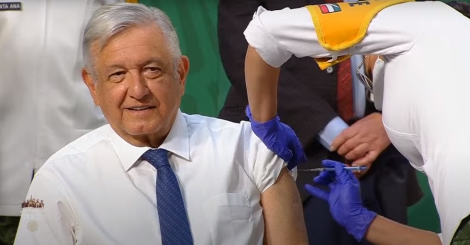 AMLO receives COVID vaccine at its morning conference