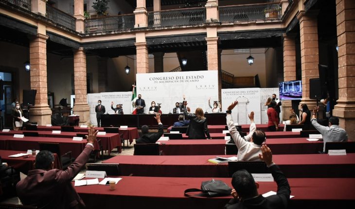 translated from Spanish: Appoints Congress four interim municipal presidents