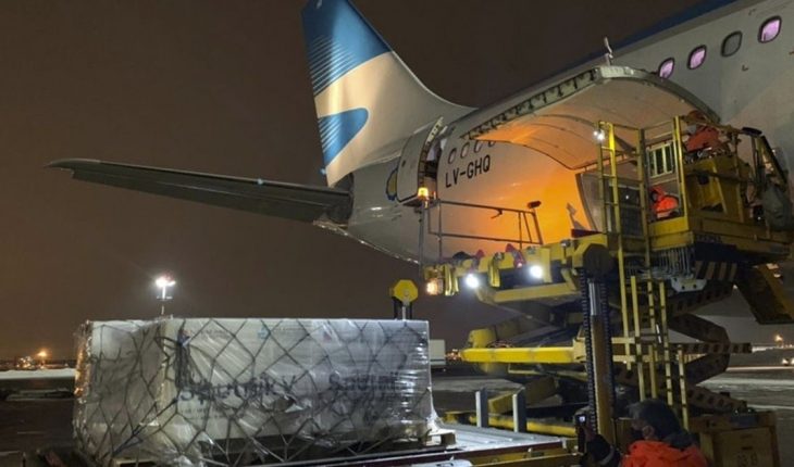 translated from Spanish: Argentina Airlines flight from Russia with more vaccines is delayed, but would bring a “very important shipment” of Sputnik V