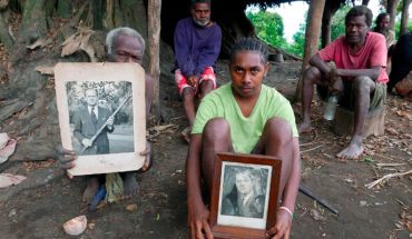 translated from Spanish: Devotees of Prince Philip perform ceremony in his honor on Tanna Island of Vanuatu