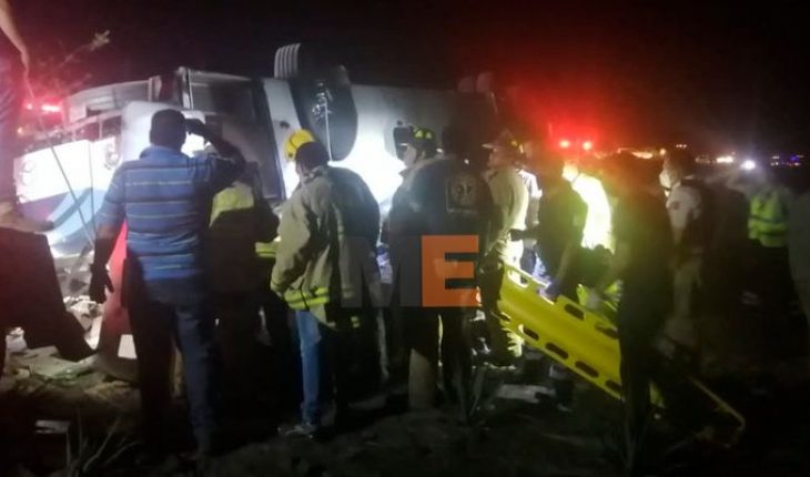 translated from Spanish: Five dead and several wounded in tourist bus overturn in Sahuayo