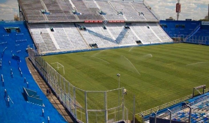 translated from Spanish: Investigate a clandestine party of the Barrabrava de Vélez at the club