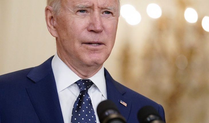 translated from Spanish: Joe Biden wears mask to announce that its use will no longer be necessary