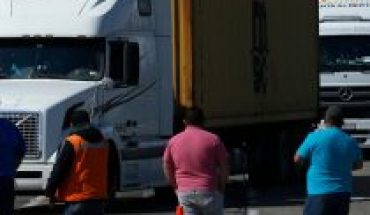 translated from Spanish: Minister of Transport and president of CNDC dialogue for hundreds of Chilean truckers stranded in Argentina