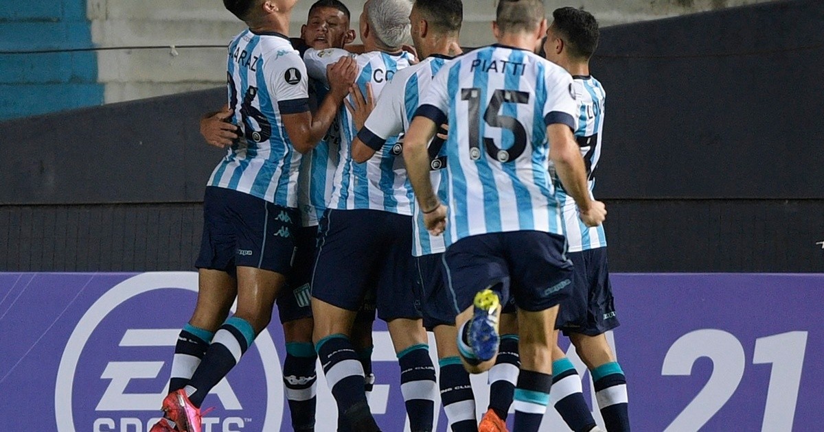 Racing suffered and with one less defeated Sporting Cristal 2–1