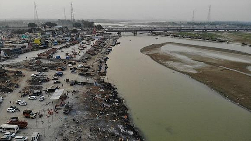 Cadáveres supuestamente de muertos por Covid aparecen en el Ganges en India