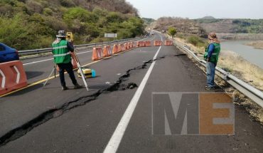 Carretera Uruapan-Lázaro Cárdenas recibe mantenimiento y se conflictua vialidad
