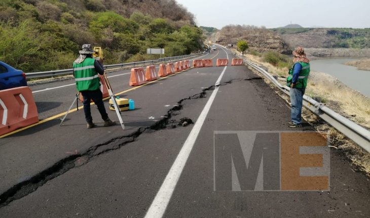 Carretera Uruapan-Lázaro Cárdenas recibe mantenimiento y se conflictua vialidad