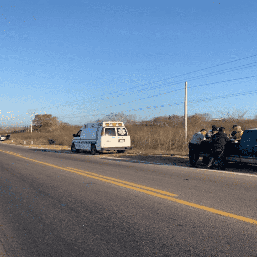 Choca una camioneta contra tráiler en Villa Unión-El Rosario