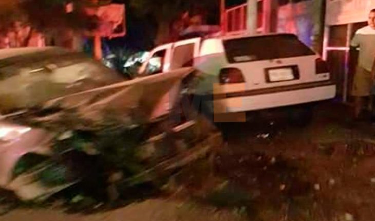 Choque de moto y auto deja como saldo tres muertos en Tuxpan, Michoacán