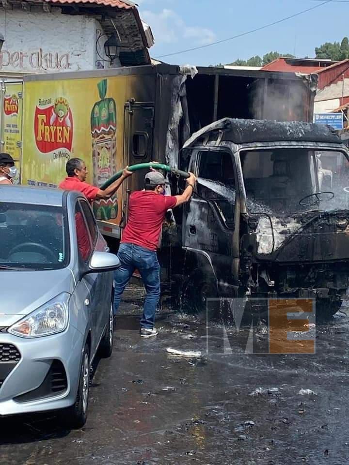 Criminales realizan bloqueos e incendian vehículos en Uruapan