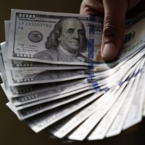 Dólar cierra a la baja tras alza en jornada post-electoral
