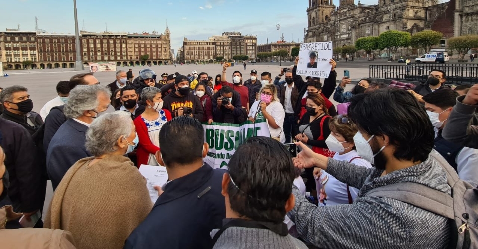Familias de desaparecidos protestan en CDMX, mientras AMLO festeja 10 de mayo