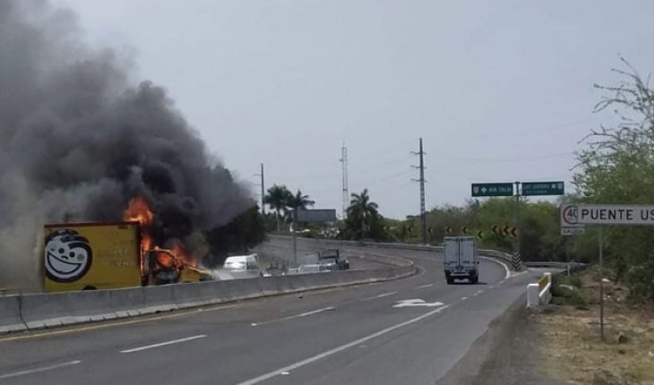 Incendian autos a la altura de Parácuaro, Michoacán