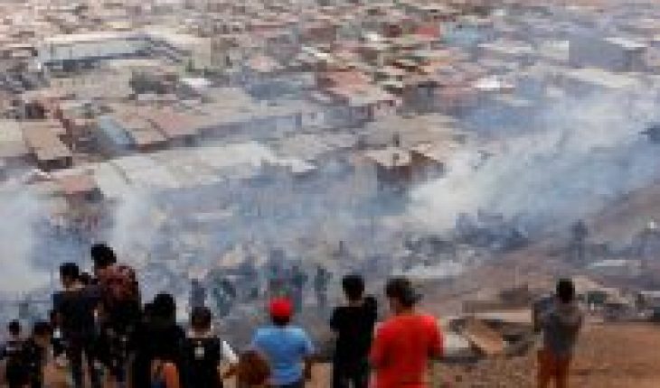 Incendio consume más de 35 de viviendas en campamentos de Antofagasta: no se registran víctimas fatales 