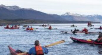 Kayakistas chilenos y argentinos realizan manifestación en el Canal Beagle en rechazo a la industria salmonera