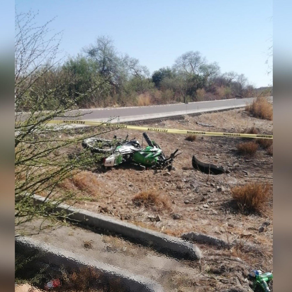 Motociclista pierde la vida en salida de camino en Sinaloa