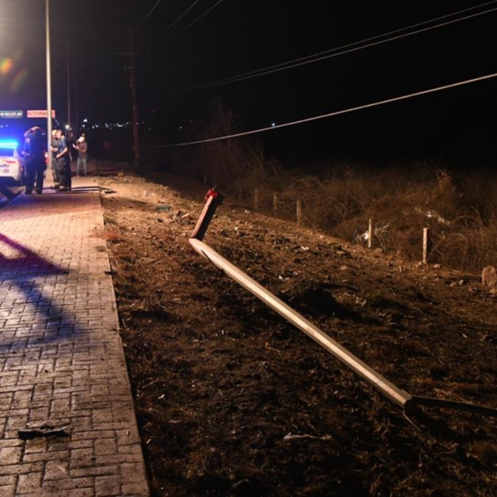 Mujer queda gravemente herida al chocar contra un poste en carretera de Culiacán