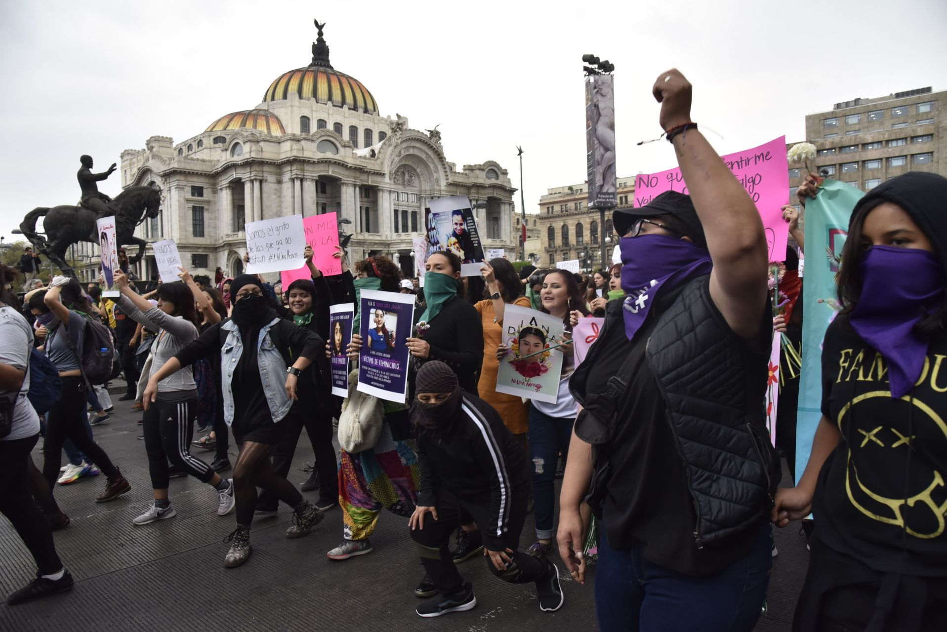 Mujeres marchan en CDMX para exigir alto a la violencia y los feminicidios
