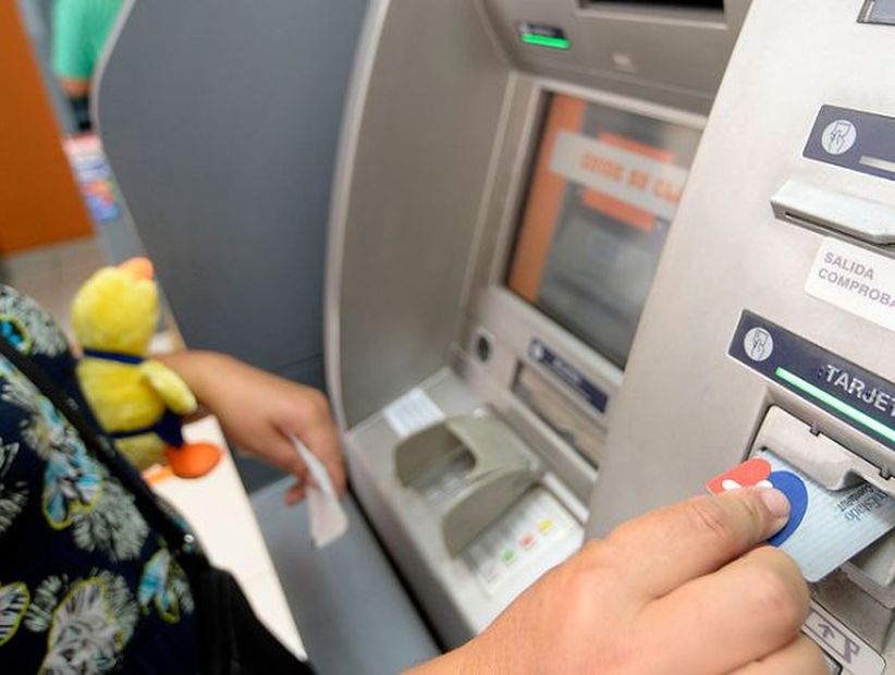 Ofician al BancoEstado por tarjetas CuentaRUT con nombres escritos con plumón