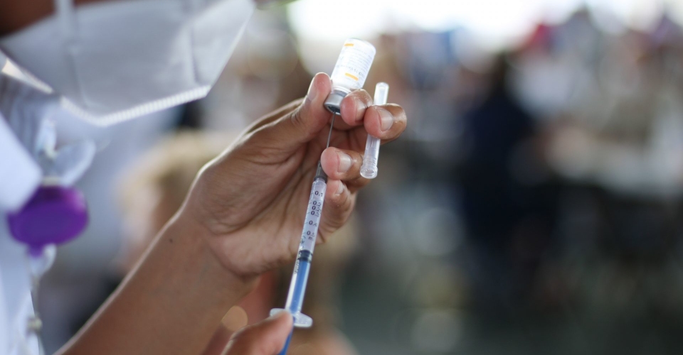 'Pedimos la vacuna y no nos hacen caso': familiares de personas postradas