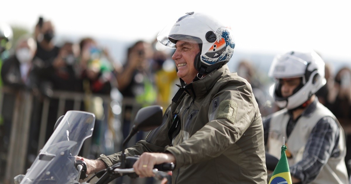 Por el Día de la Madre, Bolsonaro lideró una multitudinaria caravana de motoqueros
