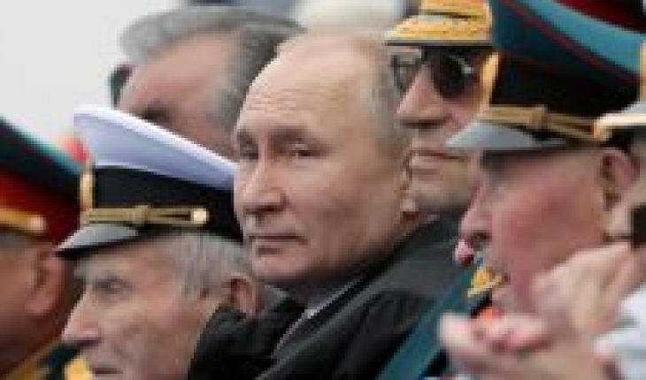 Putin pasa revista al poderío militar ruso cuando aumenta la tensión con Occidente