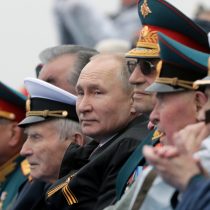 Putin pasa revista al poderío militar ruso cuando aumenta la tensión con Occidente