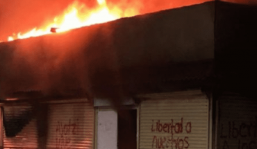 Queman oficinas del INE en Chiapas; piden liberar a normalistas