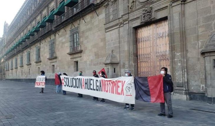SUTNotimex mantiene protesta en Palacio Nacional