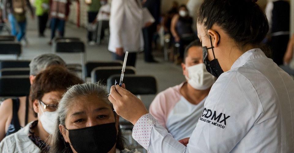 Salud reporta 265 muertes más de COVID; 21% de la población, vacunada