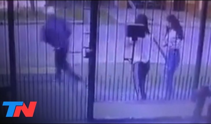 Video: Asaltaron a dos chicas y les sacaron hasta la ropa: les robaron las zapatillas y los buzos