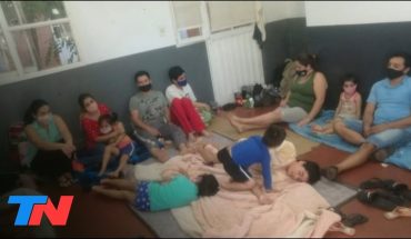 Video: “DORMIMOS EN EL PISO”: dramático pedido de tres familias varadas en la frontera de Misiones