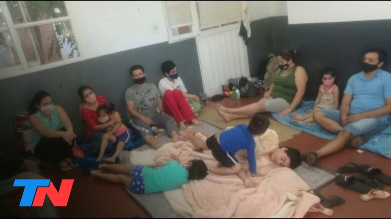 “DORMIMOS EN EL PISO”: dramático pedido de tres familias varadas en la frontera de Misiones