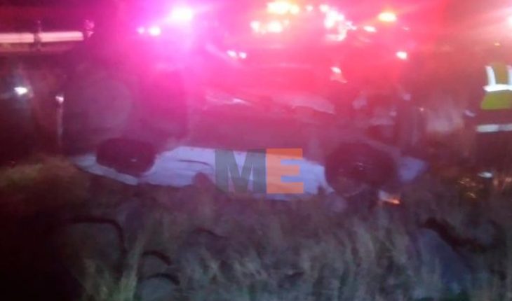 Volcadura de vehículo deja una persona muerta y 2 heridas en la Morelia-Pátzcuaro