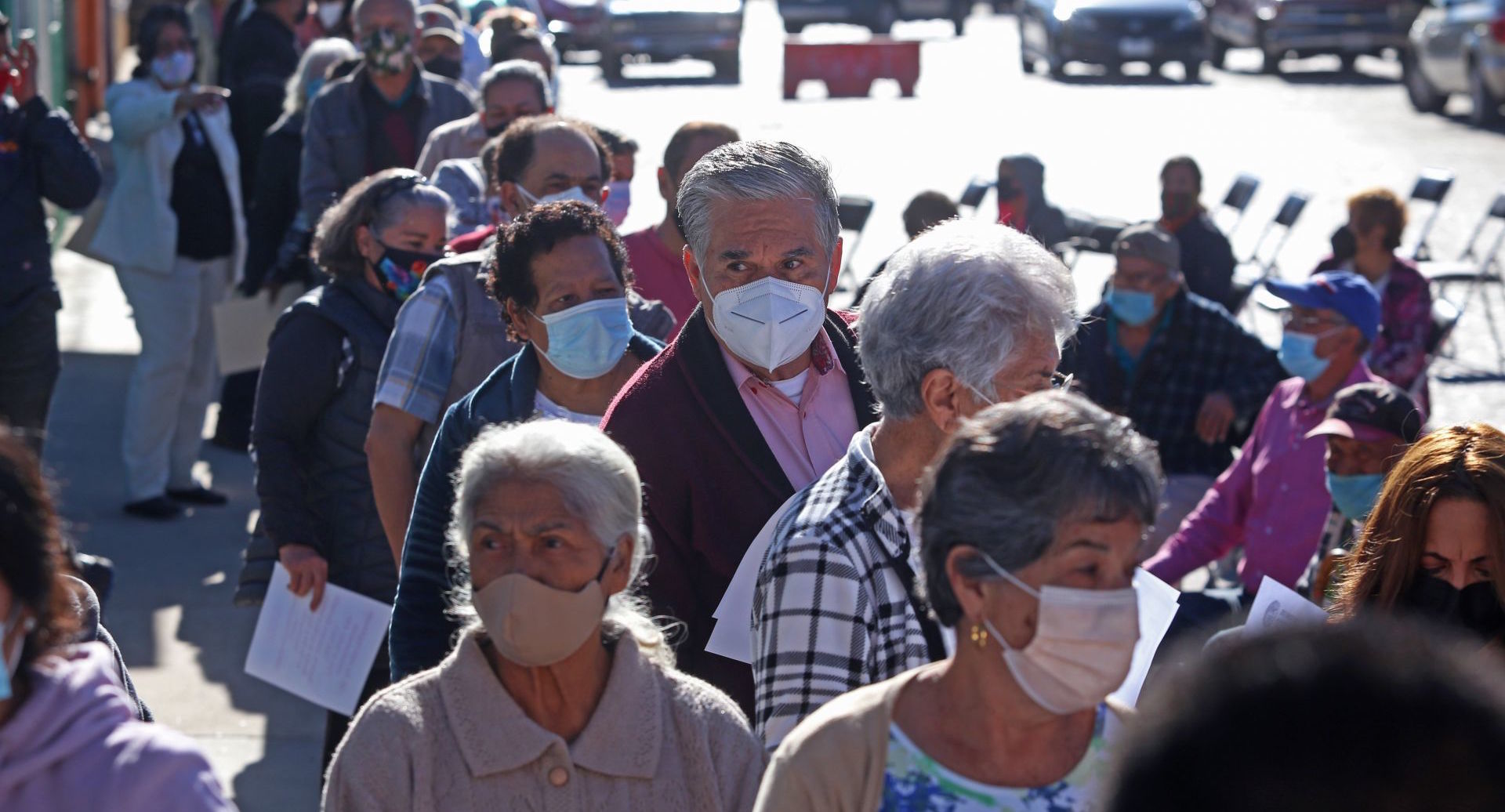 Again, older adults wait hours for vaccine in Guadalajara