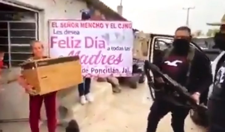 translated from Spanish: Armed groups hand out gifts in Jalisco municipalities