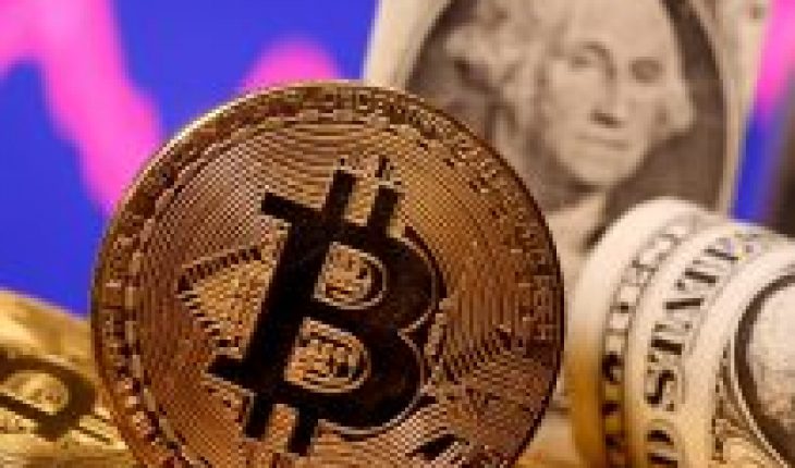 translated from Spanish: Bitcoin in bites: cryptocurrency has fallen by almost 50% since its peak of the year