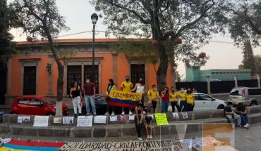 translated from Spanish: Colombians based in Morelia protest against violence in their country