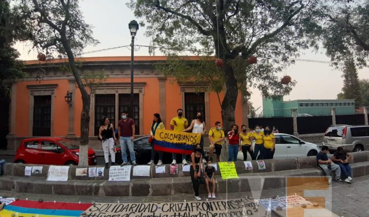 translated from Spanish: Colombians based in Morelia protest against violence in their country