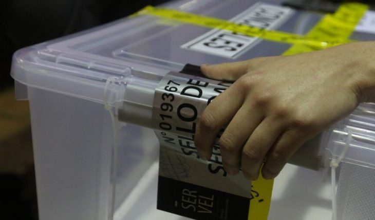 translated from Spanish: End of first election day: After the closure of the polling stations, ballot boxes and election material were sealed and stored