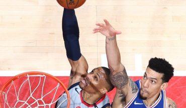 translated from Spanish: Fan appears in the duel between Wizards and 76ers