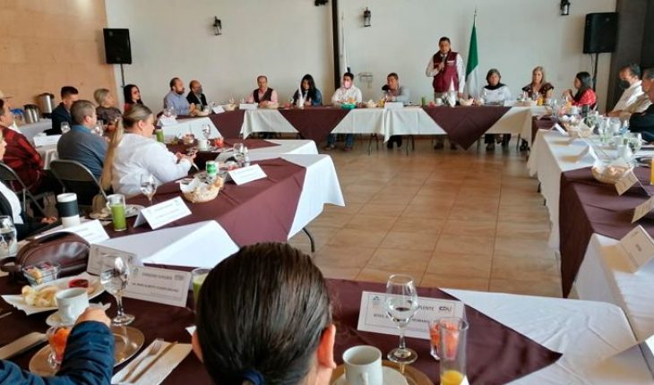 translated from Spanish: Ignacio Campos candidate for the mayor of Uruapan meets with members of the Canaco