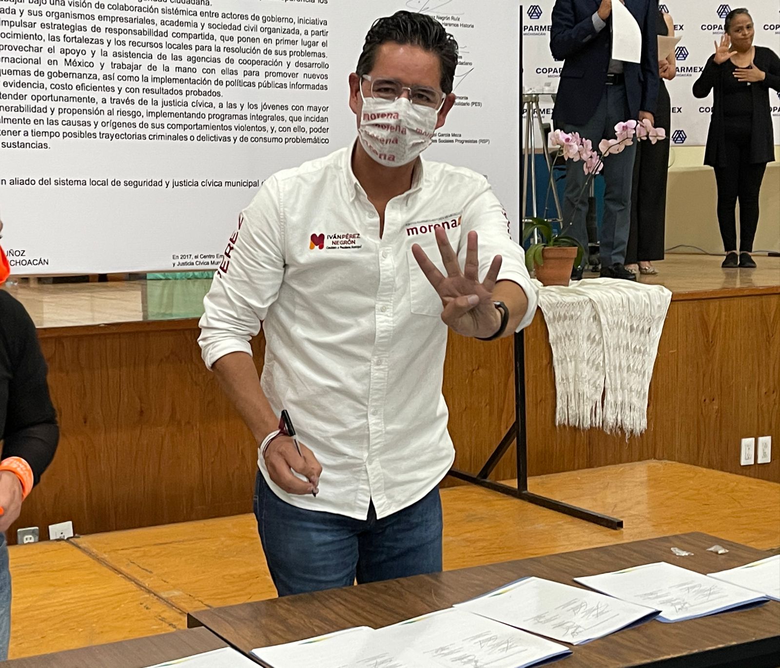 Iván Pérez Negrón signs security and civic justice agreement before COPARMEX