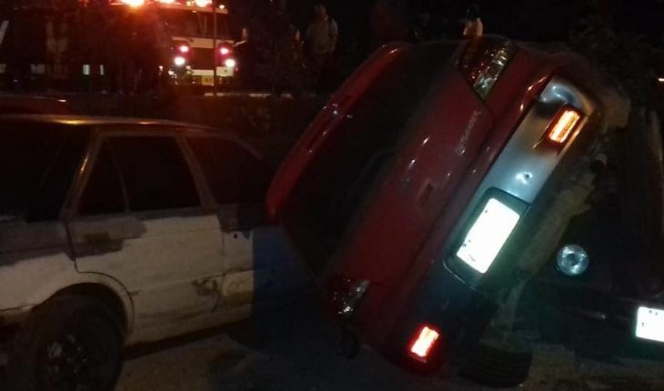 translated from Spanish: Van falls on three cars parked in Mazatlan