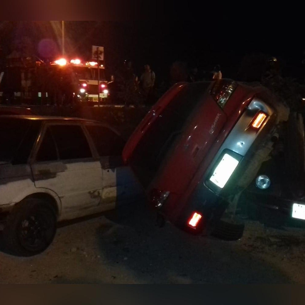 Van falls on three cars parked in Mazatlan